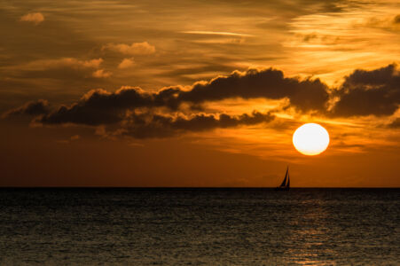 Insel-Bornholm-Sonnenuntergang mit Segelboot