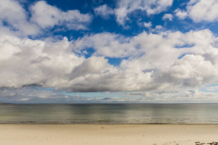 Traumhaft leerer Balka Strand mit tollen Wolken